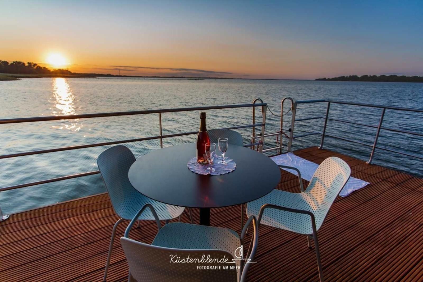 Hausboot Kranichnest Ξενοδοχείο Ribnitz-Damgarten Εξωτερικό φωτογραφία